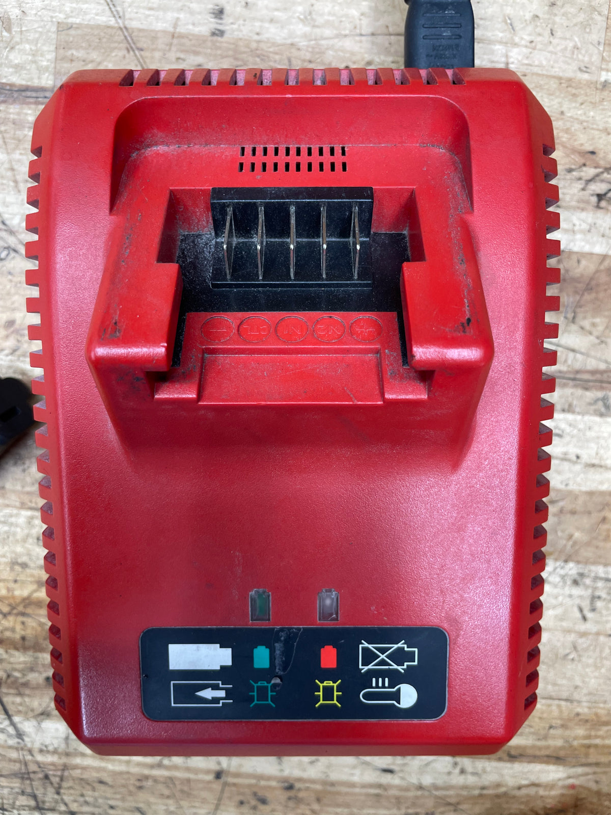 Snap On 18v Battery Charger W/ USB CTC720
