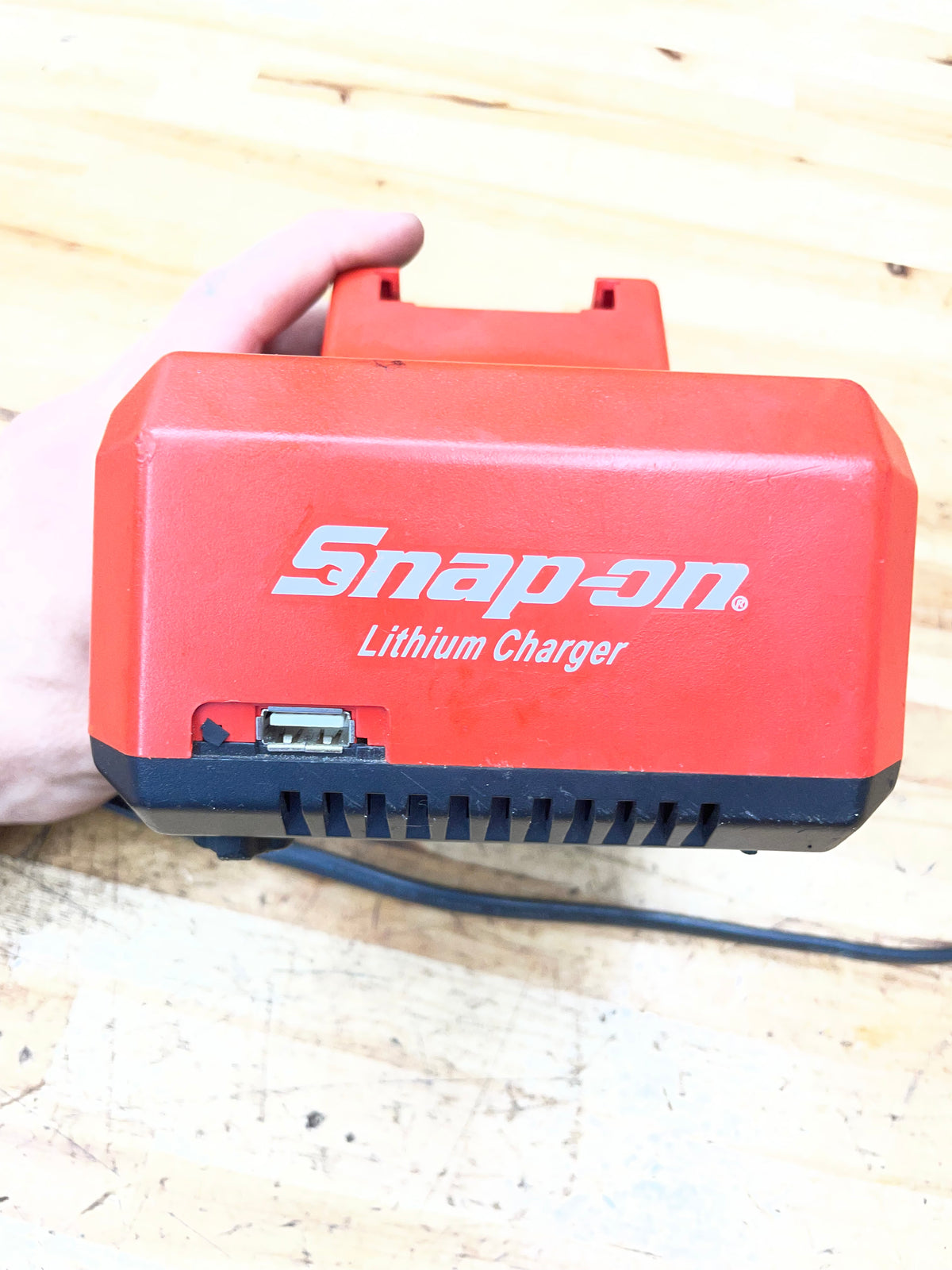 Snap On 18v Battery Charger W/ USB CTC720