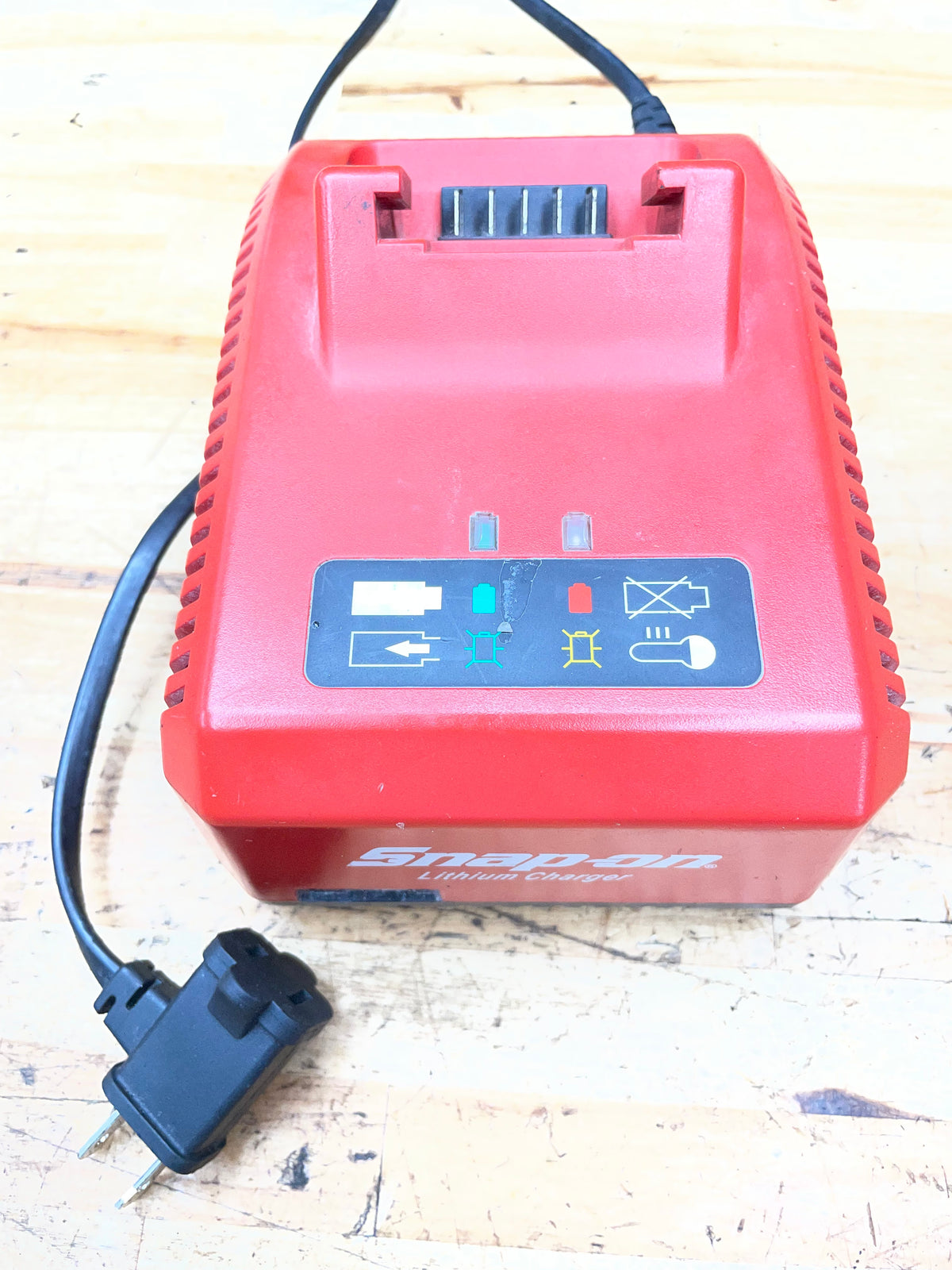 Snap On 18v Battery Charger W/ USB CTC720