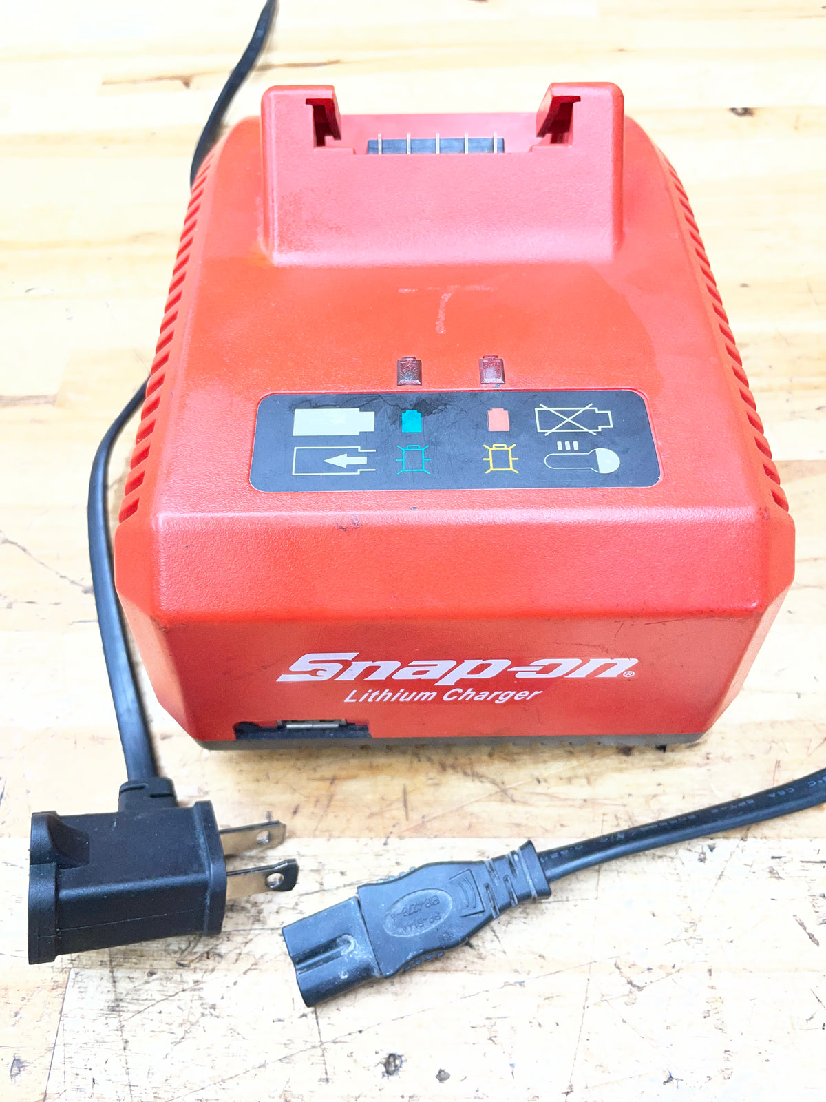 Snap On 18v Battery Charger W/ USB CTC720