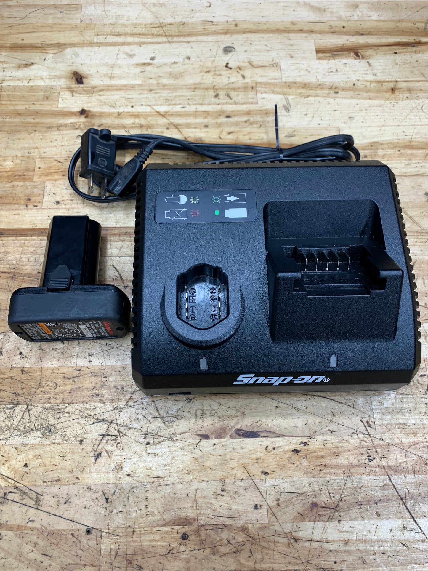 Snap On 14v & 18v Dual Battery Charger WITH BATTERY CTC131A