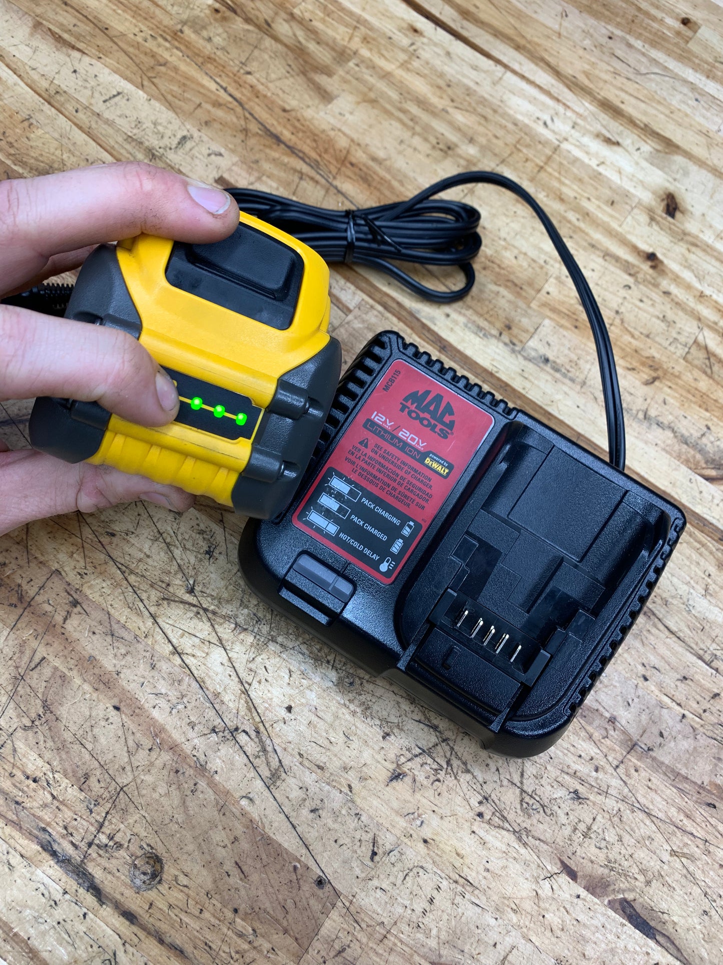 Mac Tools 12v/20v Battery Charger WITH 6ah FLEX VOLT BATTERY MCB115