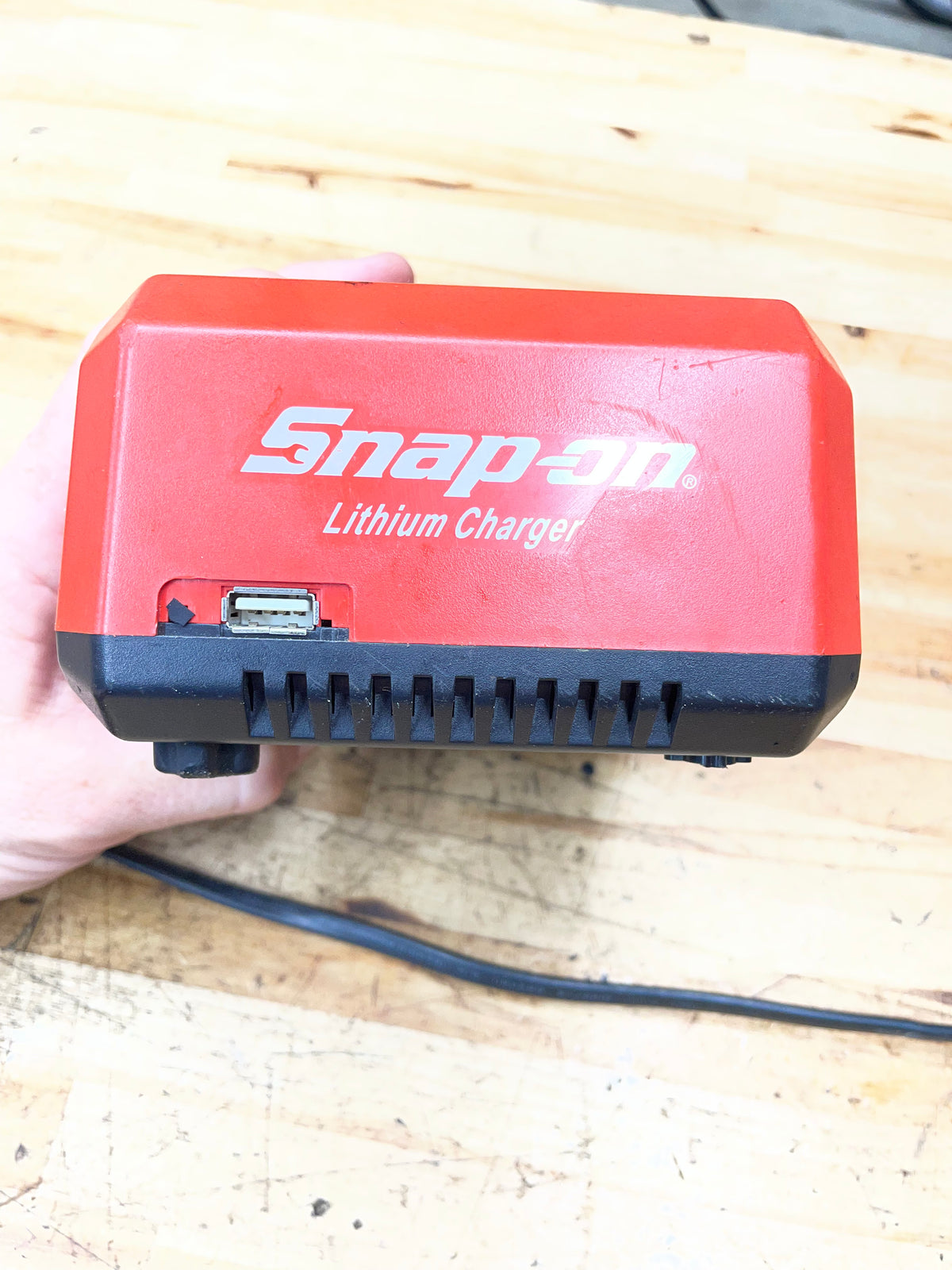 Snap On 18v Battery Charger W/ USB CTC720